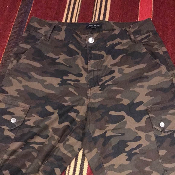Kendall & Kylie High Rise Camo Cargo Pants (Ardene) - Picture 8 of 11
